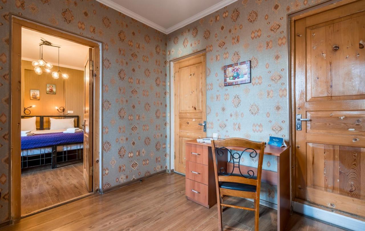 Hotel At Gomi 19 Tbiliszi Kültér fotó
